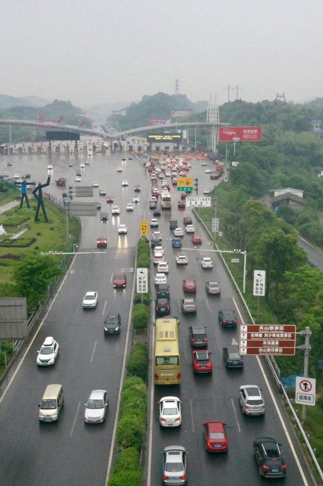 國務(wù)院常務(wù)會(huì)議明確政策舉措 力爭今年底前基本取消全國高速公路省界收費(fèi)站