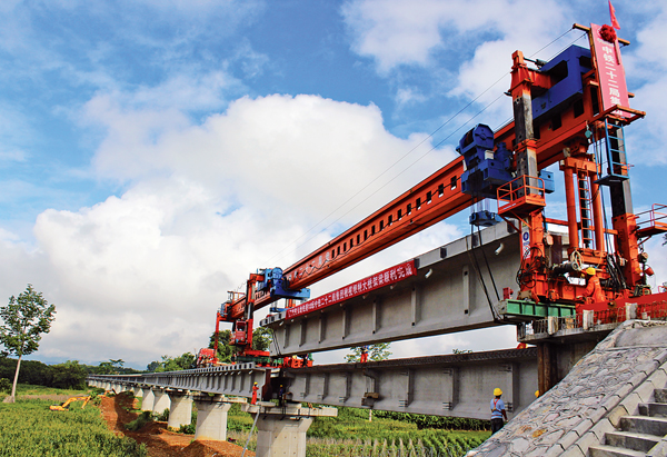 中老昆(明)萬(wàn)(象)鐵路國(guó)內(nèi)段第一長(zhǎng)橋順利架通